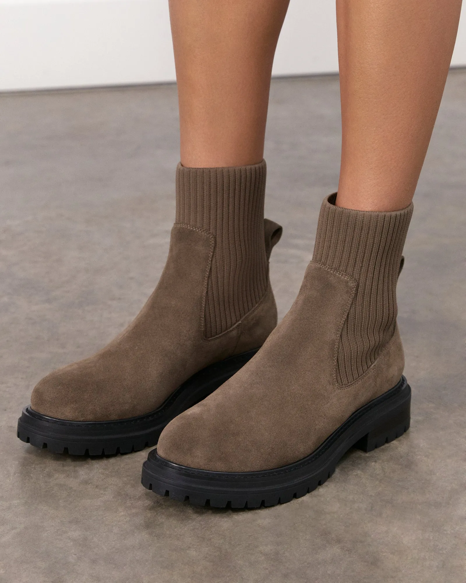 BERTIE FLACHER KNÖCHELSTIEFEL IN KHAKI WILDLEDER