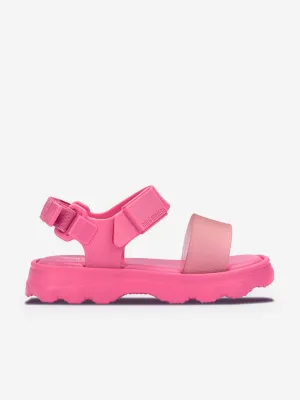 Mädchen stoßen Sandalen in Rosa ab
