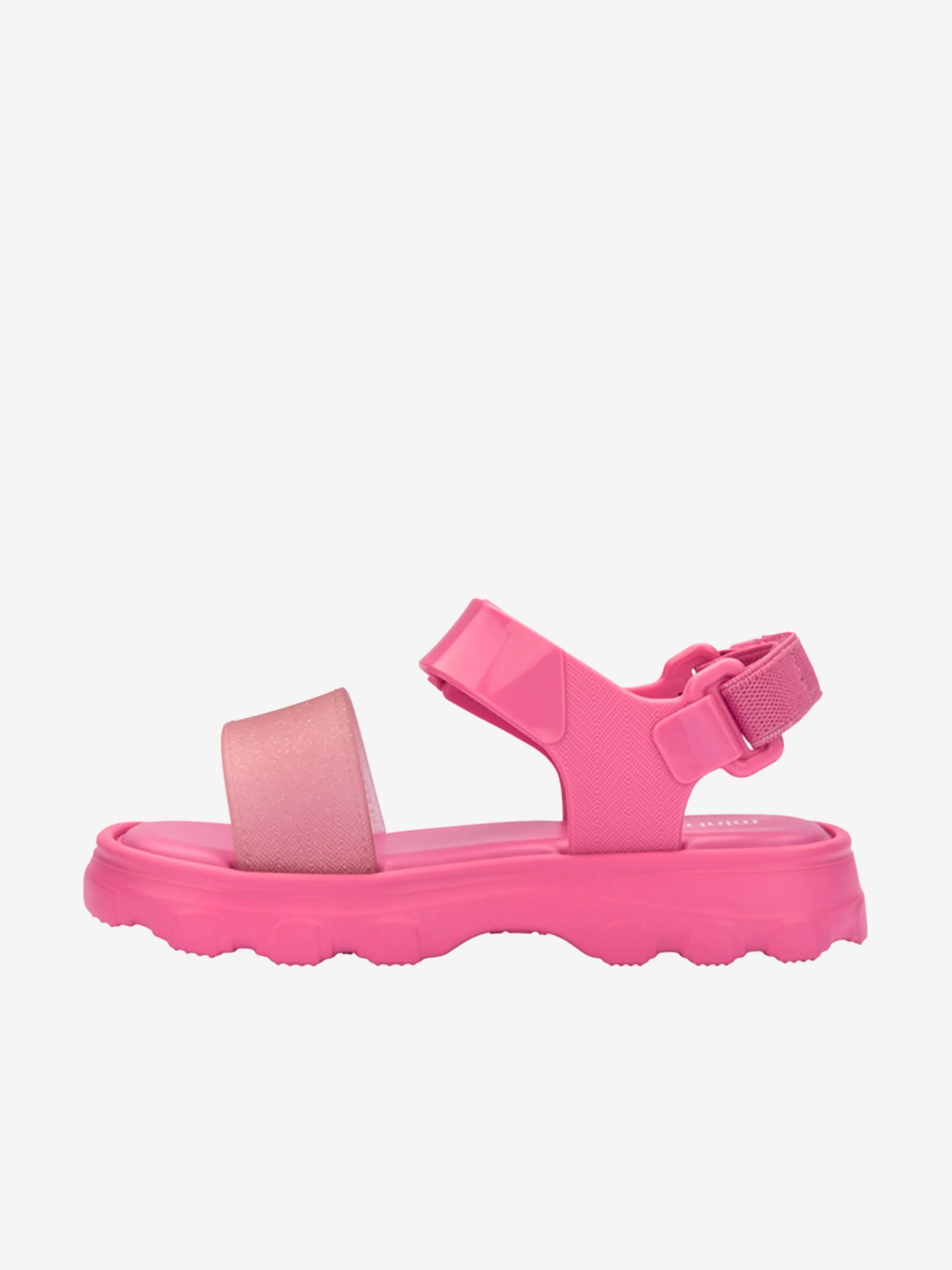 Mädchen stoßen Sandalen in Rosa ab