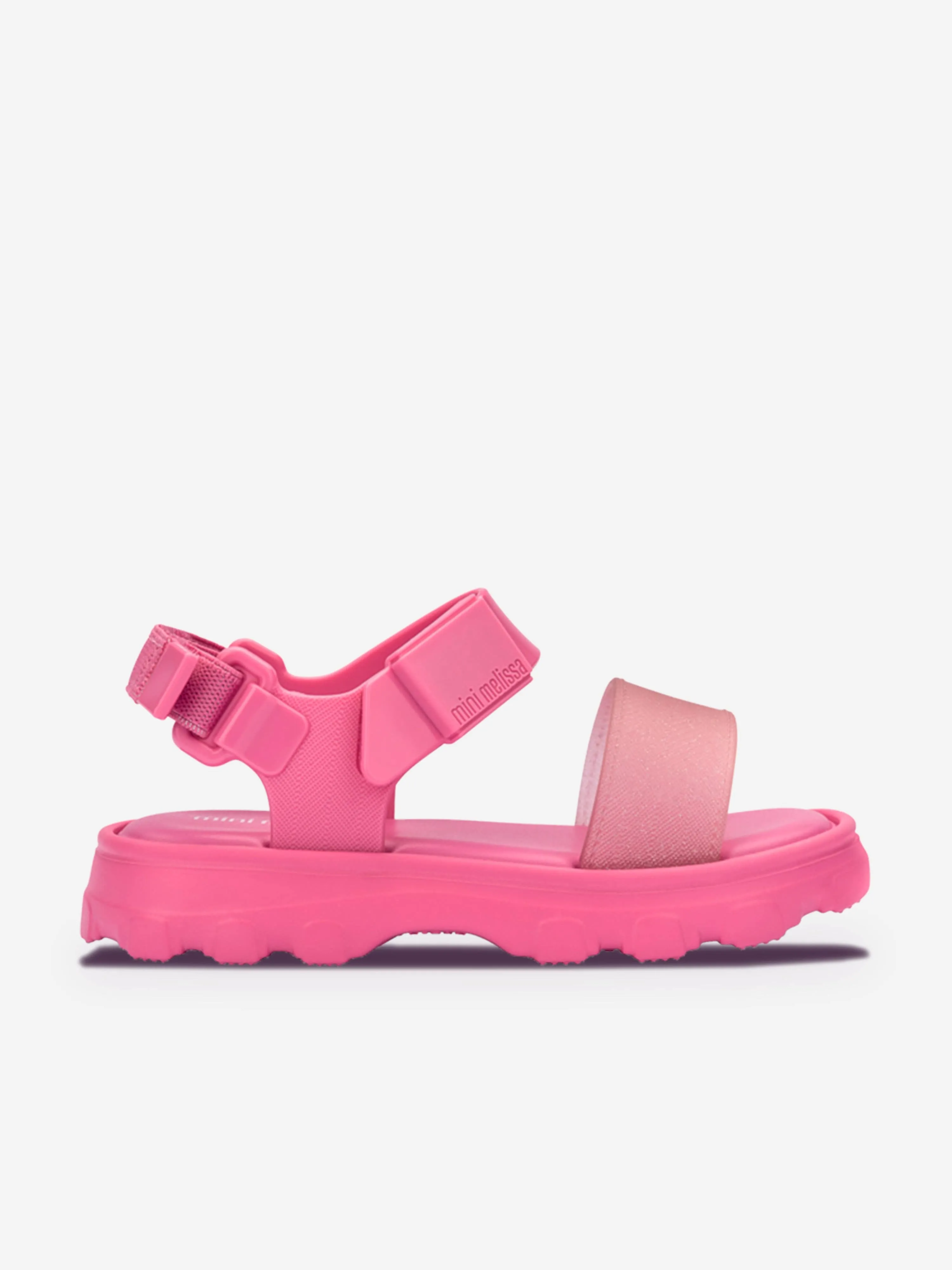 Mädchen stoßen Sandalen in Rosa ab