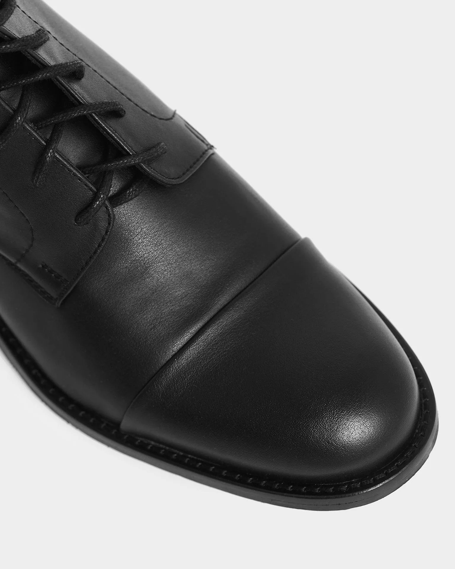Schnürbare Herren-Stiefeletten aus veganem Kornleder | Schwarz