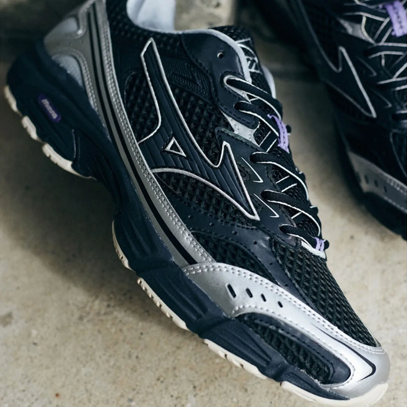 Mizuno Damen MXR Millenium Trainer Schwarz / Schwarz Sand / Lila Haze