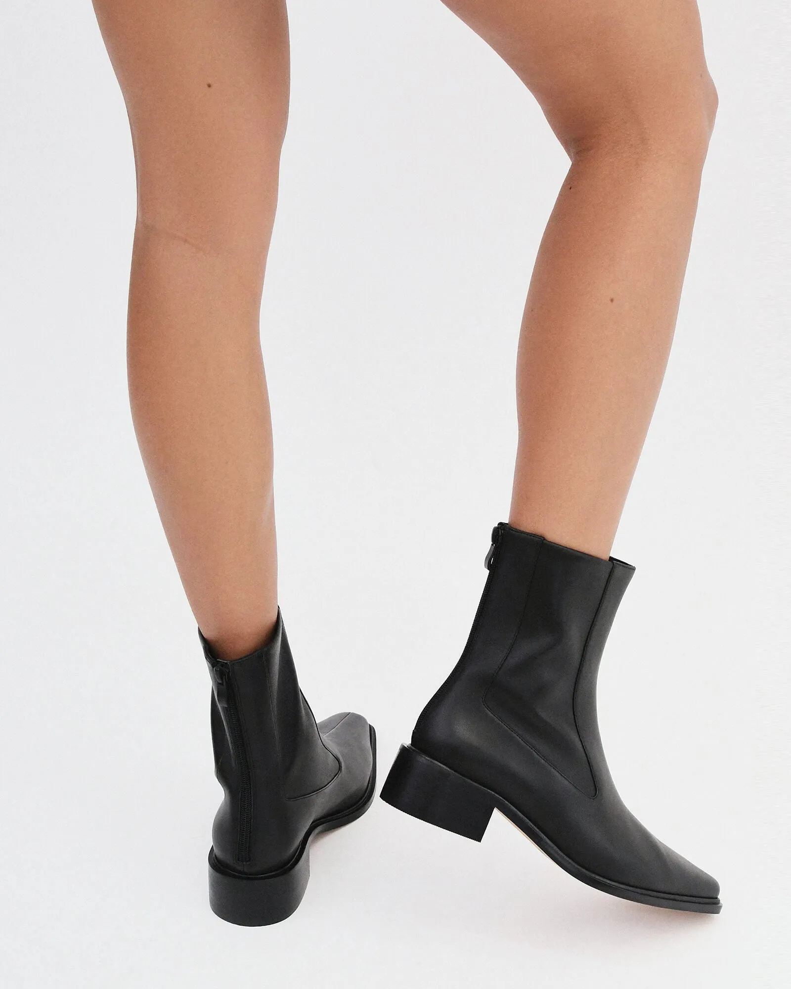 OLYMPIA FLACHE KNÖCHELSTIEFEL AUS SCHWARZEM LEDER