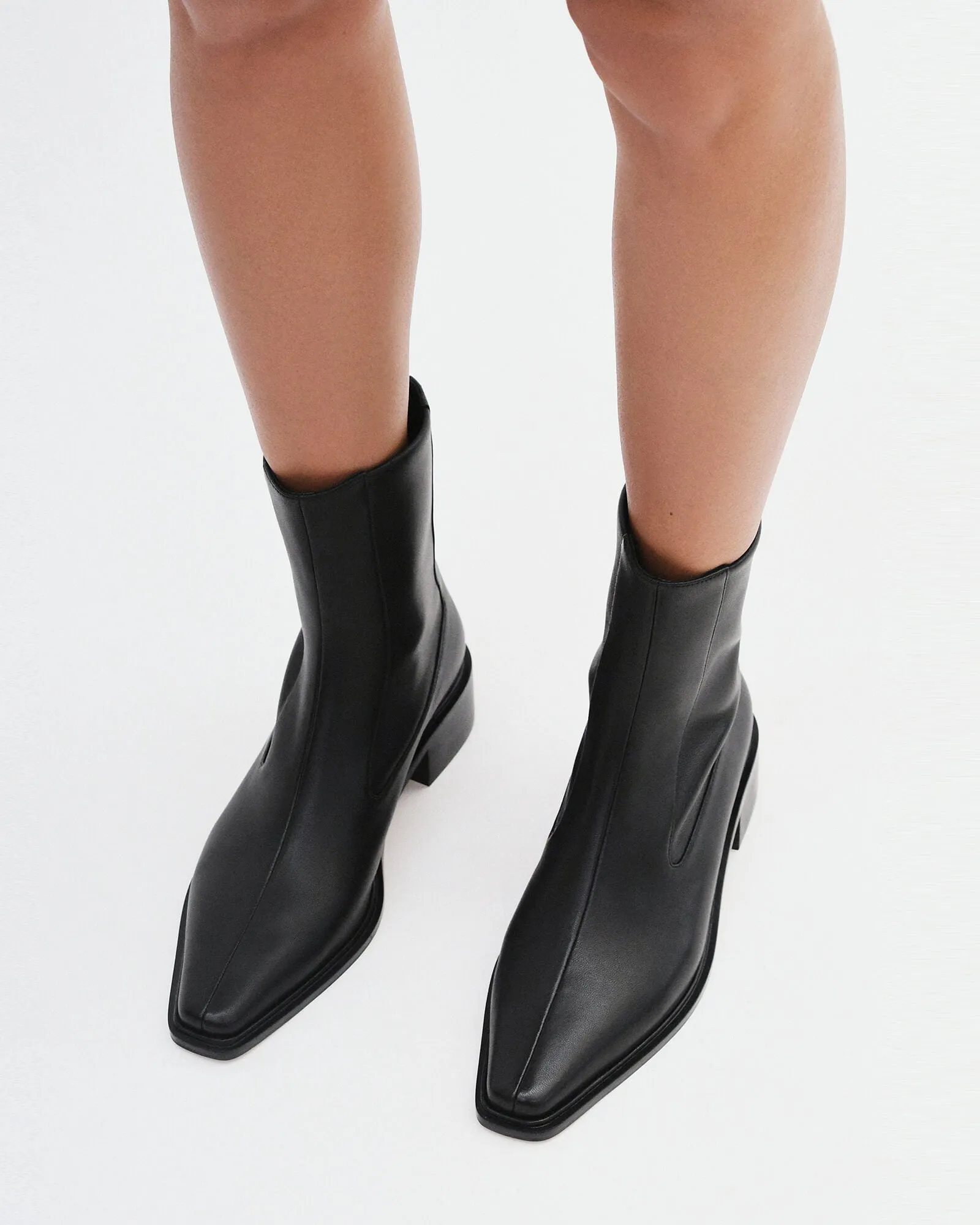 OLYMPIA FLACHE KNÖCHELSTIEFEL AUS SCHWARZEM LEDER