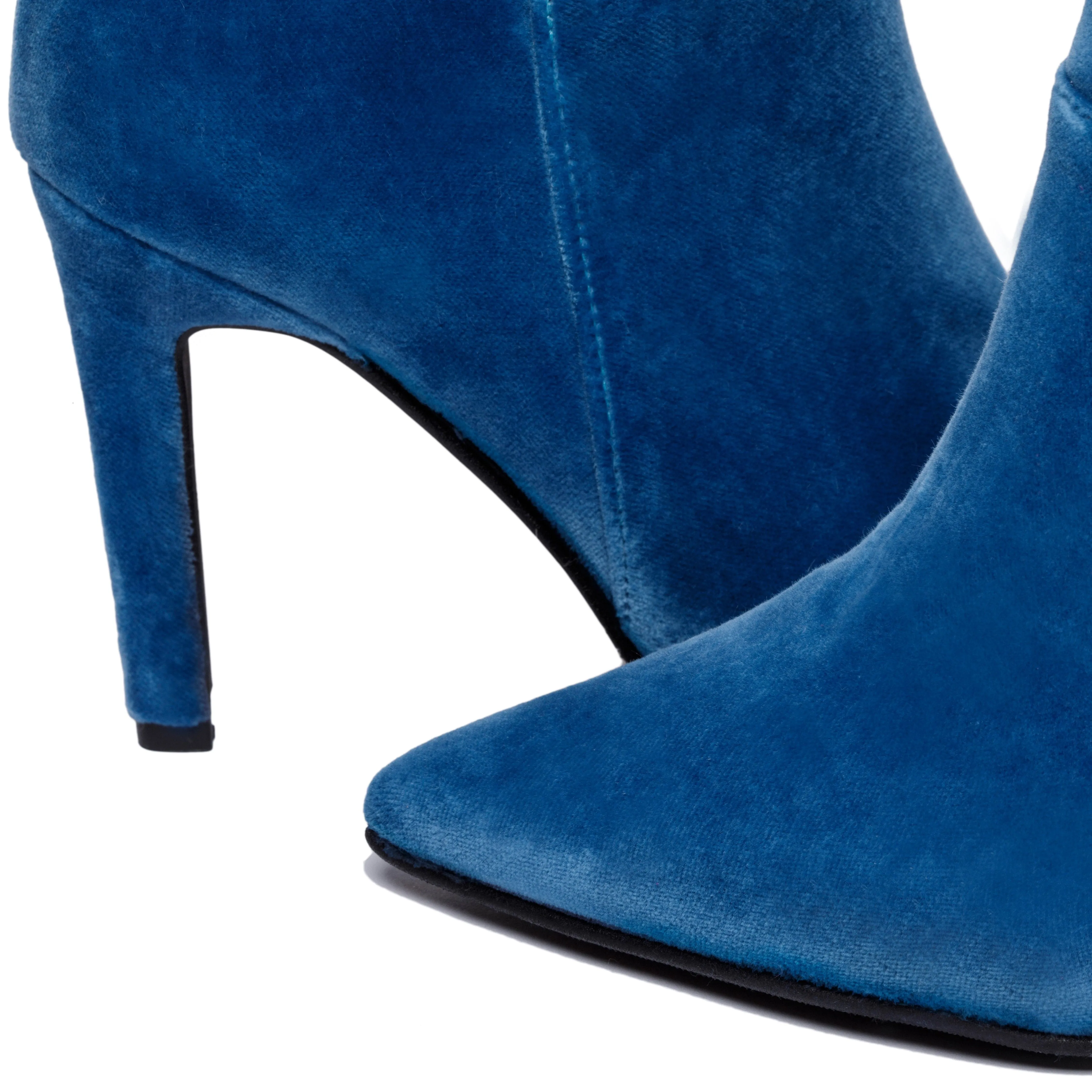 Rose Vegan Velvet Stiefeletten mit Absatz | Blau