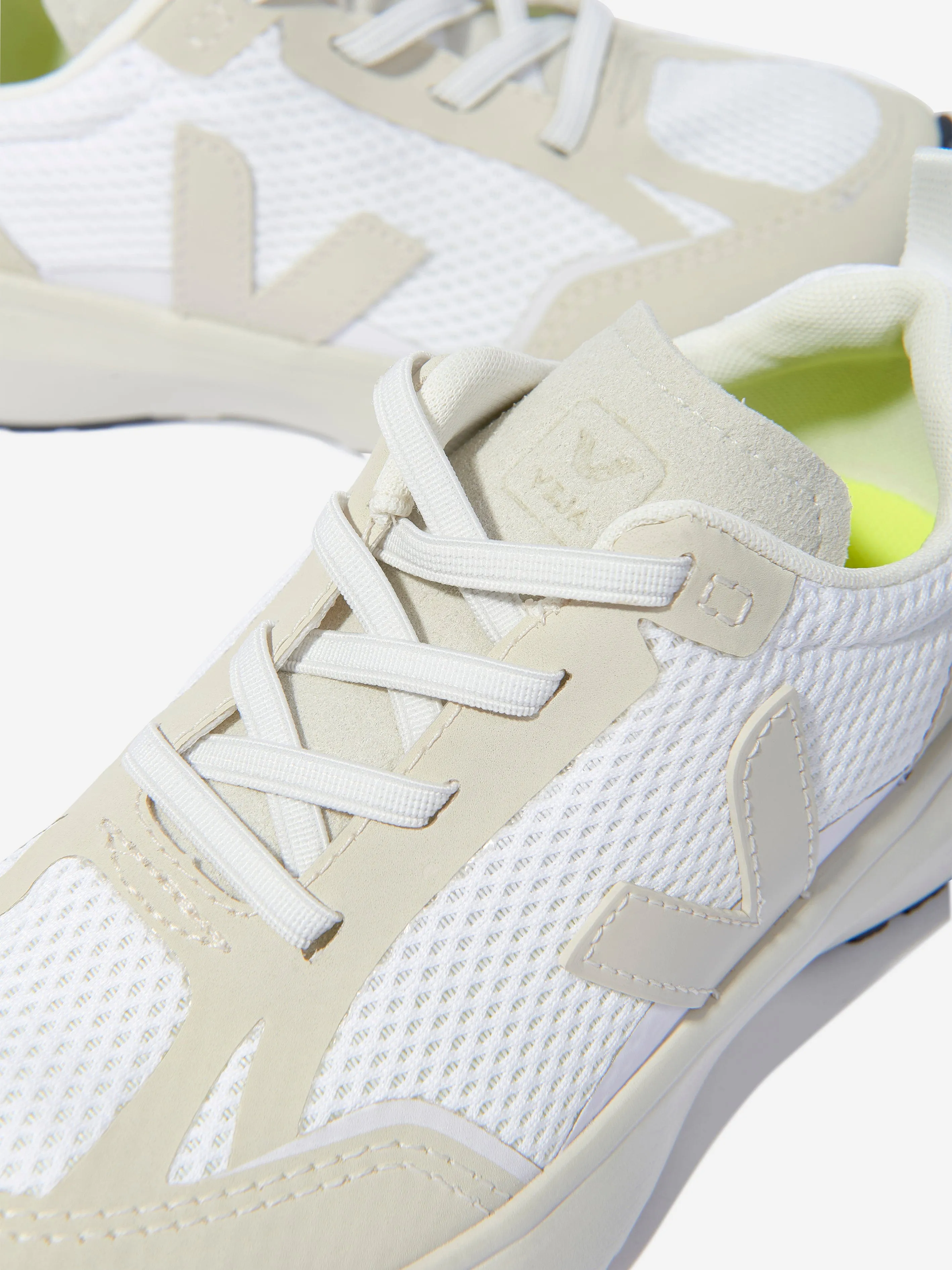Veja Girls Canary Light Trainers in Weiß